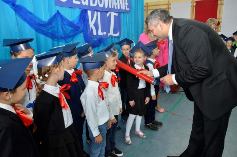 Pierwszoklasiści Szkoły Podstawowej nr 3 im. Mikołaja Kopernika