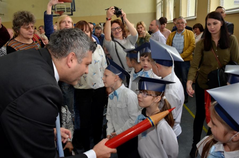 Pierwszoklasiści Szkoły Podstawowej nr 3 im. Mikołaja Kopernika