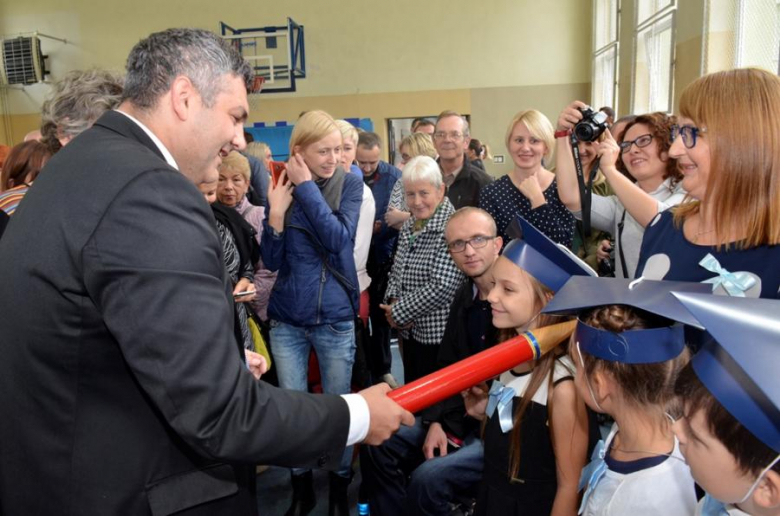 Pierwszoklasiści Szkoły Podstawowej nr 3 im. Mikołaja Kopernika