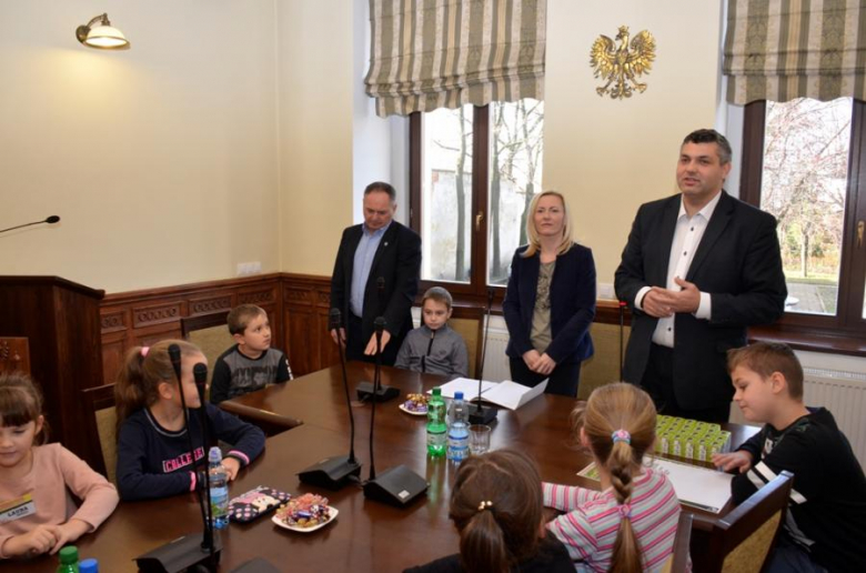 Zajęcia Ząbkowickiego Uniwersytetu Dziecięcego w urzędzie miejskim