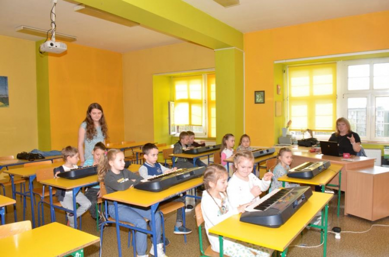Dźwięk i sport. Kolejne zajęcia małych studentów z ząbkowickiego uniwersytetu dziecięcego