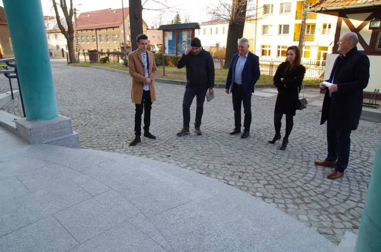 Wyremontowano schody zewnętrzne prowadzące do Ziębickiego Centrum Kultury