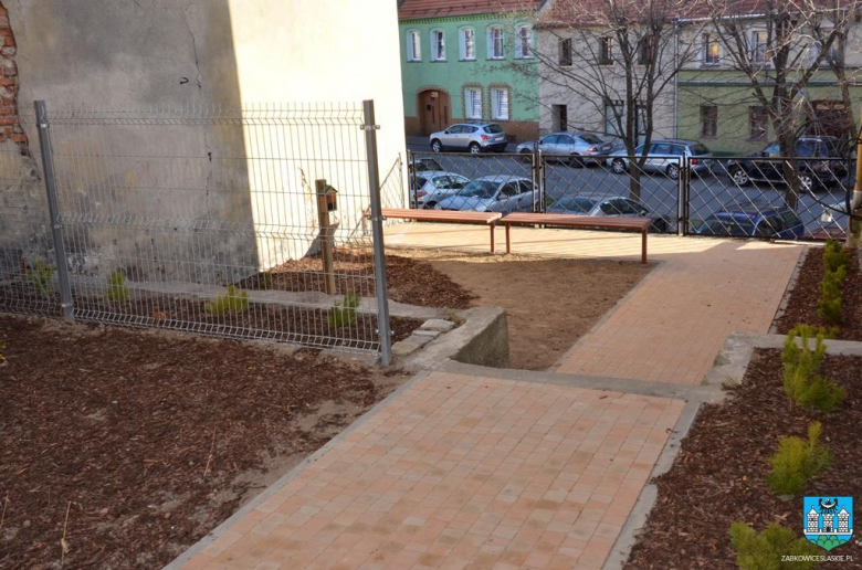Podwórko przy ul. Ciasnej przebudowane w ramach projektu „Poprawa Środowiska Miejskiego w Gminie Ząbkowice Śląskie”