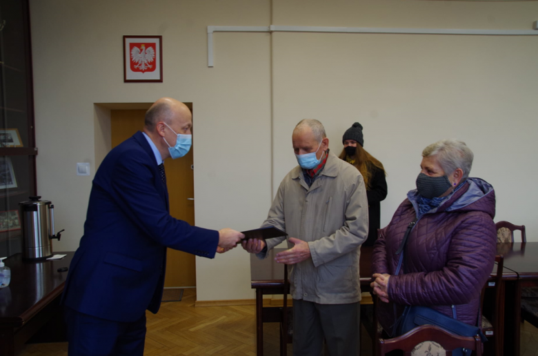 50 lat małżeństwa. Państwo Kowalczyk otrzymali dyplom i pamiątkowe medale [foto]