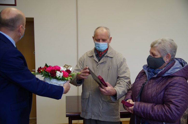 50 lat małżeństwa. Państwo Kowalczyk otrzymali dyplom i pamiątkowe medale [foto]