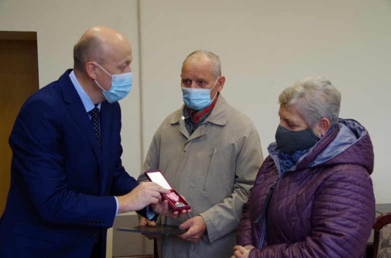 50 lat małżeństwa. Państwo Kowalczyk otrzymali dyplom i pamiątkowe medale [foto]