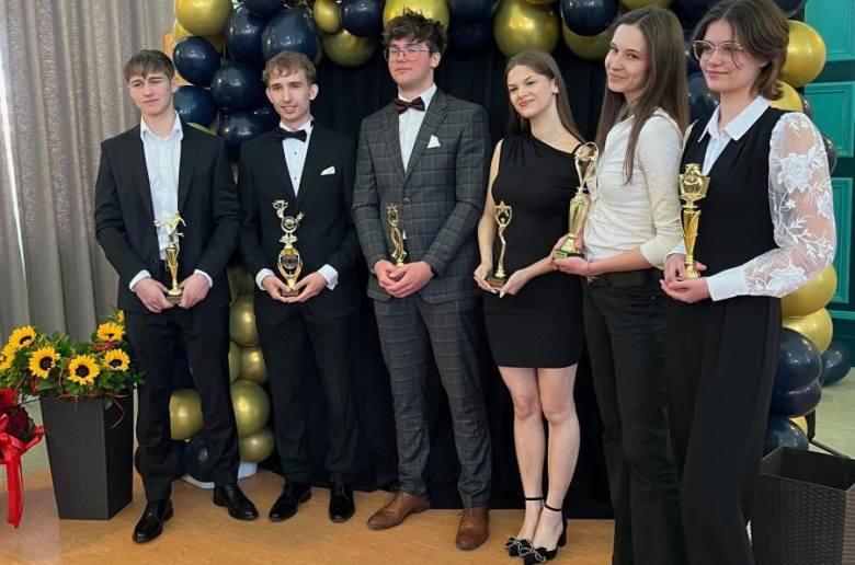 	Zakończenie roku szkolnego maturzystów. Najlepsi uczniowie otrzymali nagrody finansowe