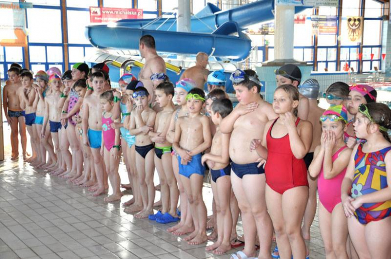 Zakończenie projektu "Dolnoślązak umie pływać" na bielawskim basenie