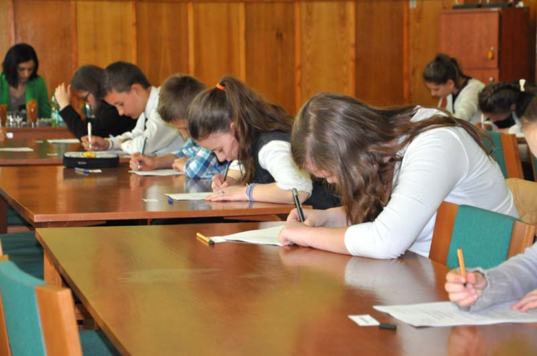 Uczniowie przez 45 minut wypełniały test wielokrotnego wyboru. Wszyscy uczestnicy otrzymali nagrody