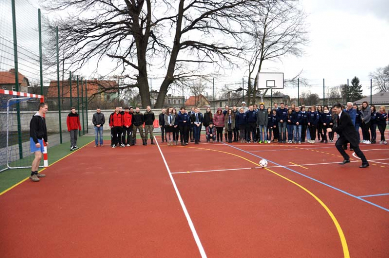 Najprawdopodobniej jeszcze w tym roku liceum będzie dysponowało podobnym kompleksem sportowym jak ZSZ w Ząbkowicach Śląskich i ZSP w Ziębicach. 