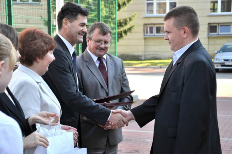 18 uczniów z czterech szkół ponadgimnazjalnych w powiecie ząbkowickim otrzymało nagrody starosty