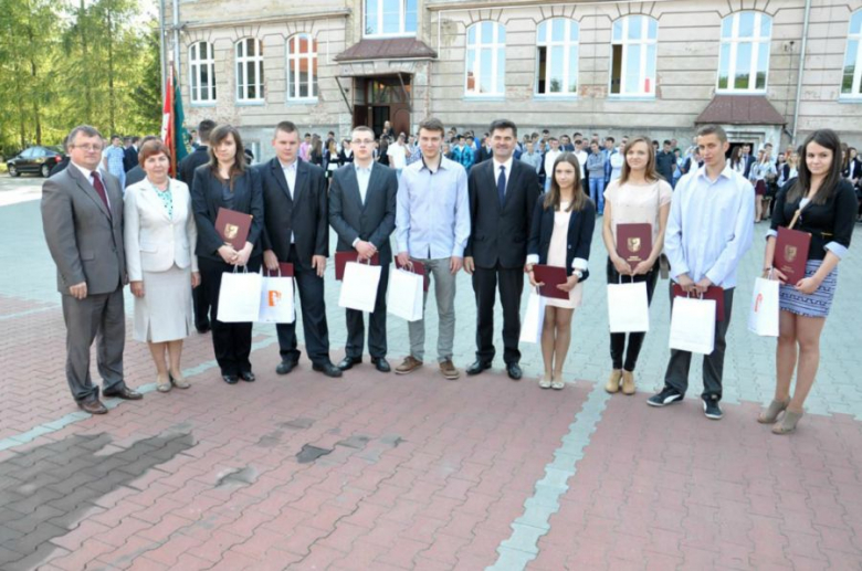 18 uczniów z czterech szkół ponadgimnazjalnych w powiecie ząbkowickim otrzymało nagrody starosty