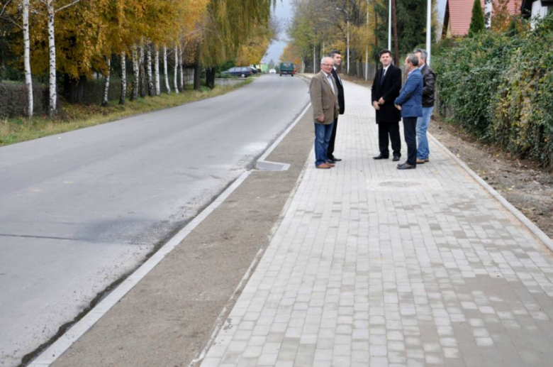 Nowy chodnik powstał przy współpracy starostwa powiatowego z gminą Ząbkowice Śląskie