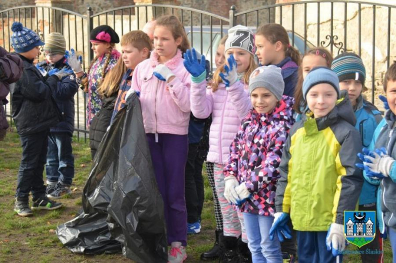 Uczniowie ząbkowickich szkół w akcji sprzątania świata