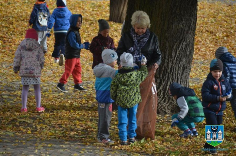 Uczniowie ząbkowickich szkół w akcji sprzątania świata