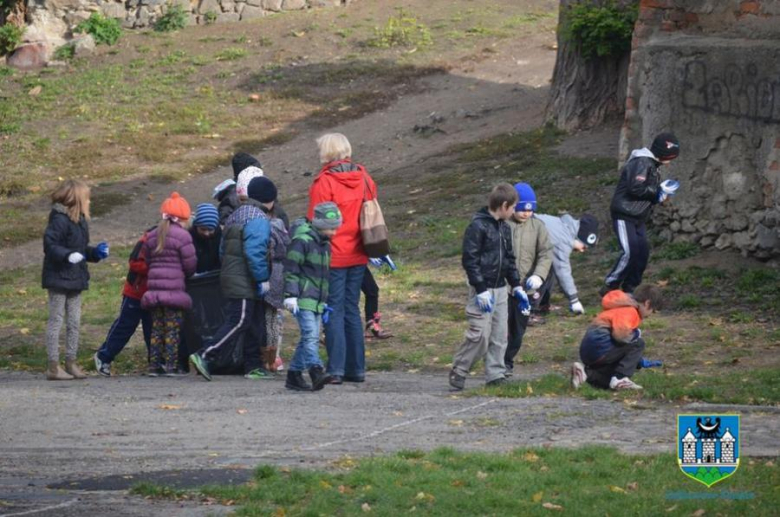 Uczniowie ząbkowickich szkół w akcji sprzątania świata