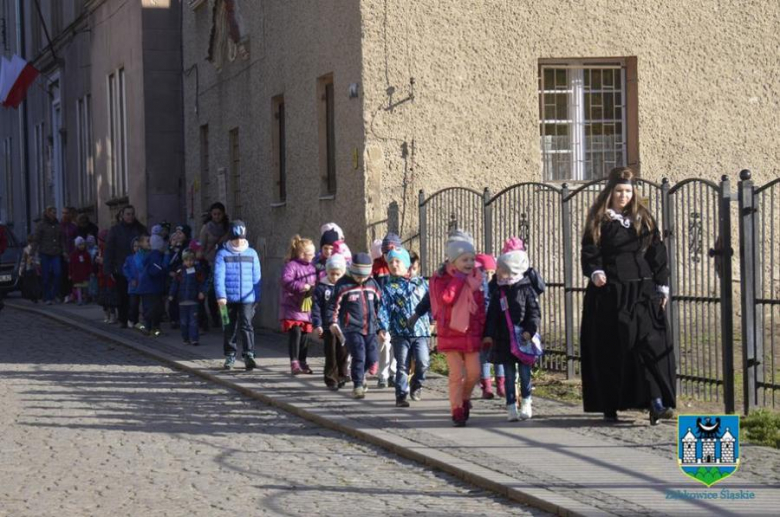 Dzieciaki z ząbkowickiego uniwersytetu brały udział w grach i zabawach średniowiecznych przygotowanych prze Izbę Pamiątek Regionalnych