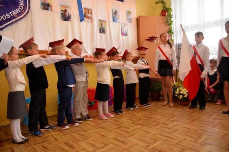 Ślubowanie klasy pierwszej w szkole podstawowej w Zwróconej