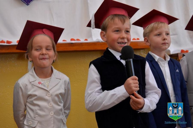 Ślubowanie klasy pierwszej w szkole podstawowej w Zwróconej