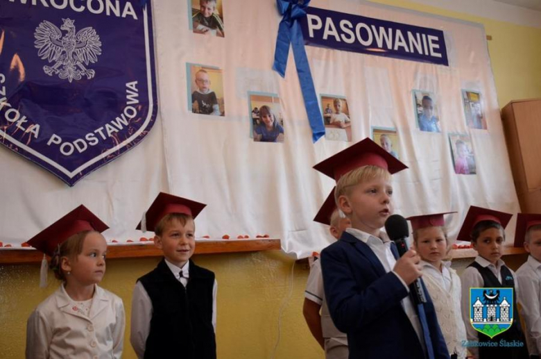 Ślubowanie klasy pierwszej w szkole podstawowej w Zwróconej