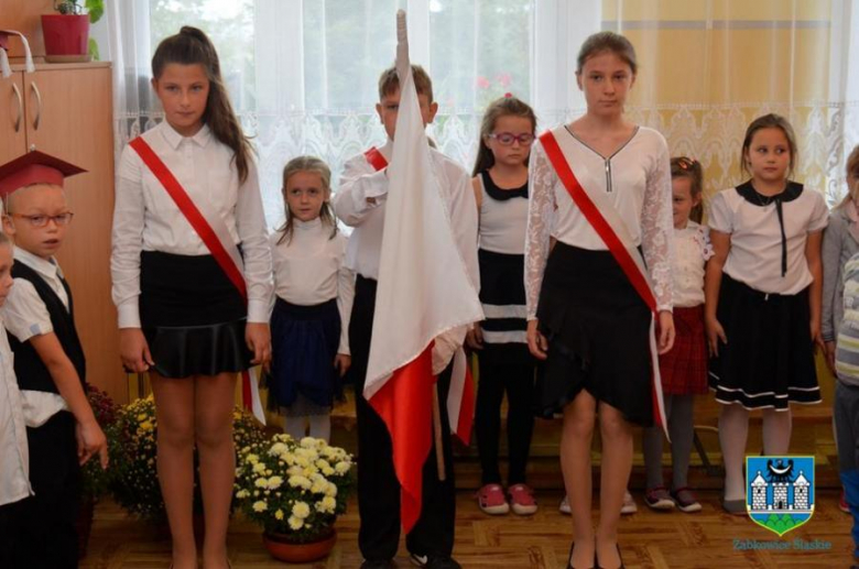 Ślubowanie klasy pierwszej w szkole podstawowej w Zwróconej