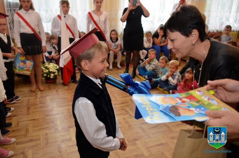 Ślubowanie klasy pierwszej w szkole podstawowej w Zwróconej