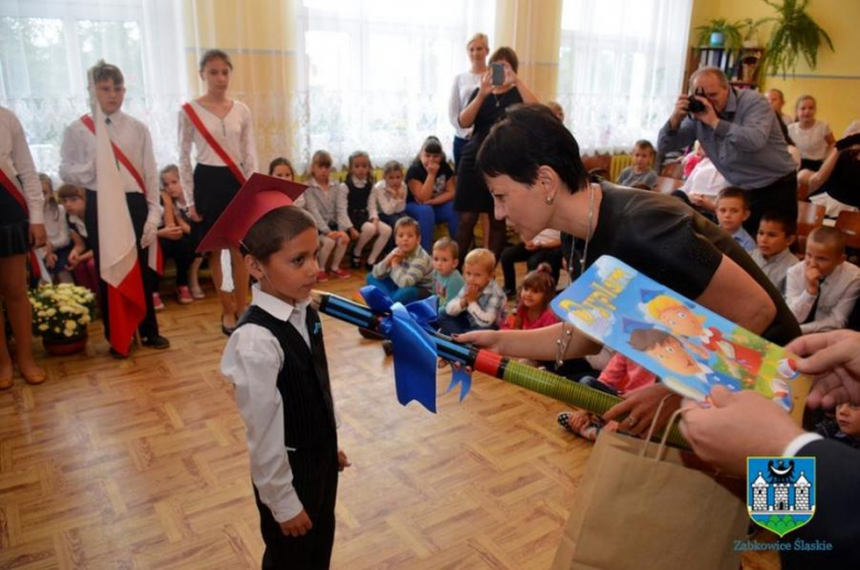 Ślubowanie klasy pierwszej w szkole podstawowej w Zwróconej