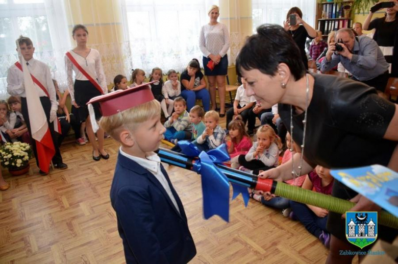 Ślubowanie klasy pierwszej w szkole podstawowej w Zwróconej