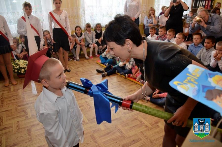 Ślubowanie klasy pierwszej w szkole podstawowej w Zwróconej