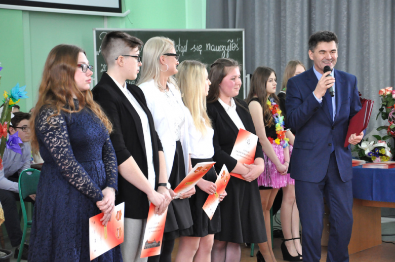Najlepsi uczniowie otrzymali nagrody od władz powiatu - Liceum Ogólnokształcące im. Władysława Jagiełły w Ząbkowicach Śląskich