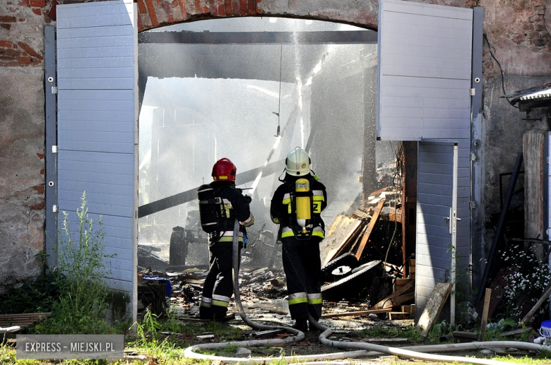 Płonął budynek gospodarczy w Byczeniu 