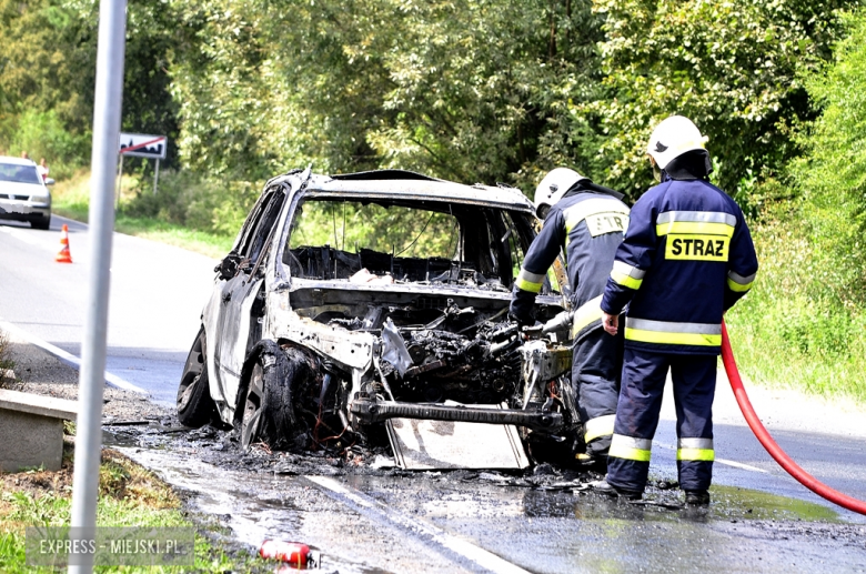 Na drodze wojewódzkiej nr 385 w Stolcu doszczętnie spłonął samochód osobowy marki BMW