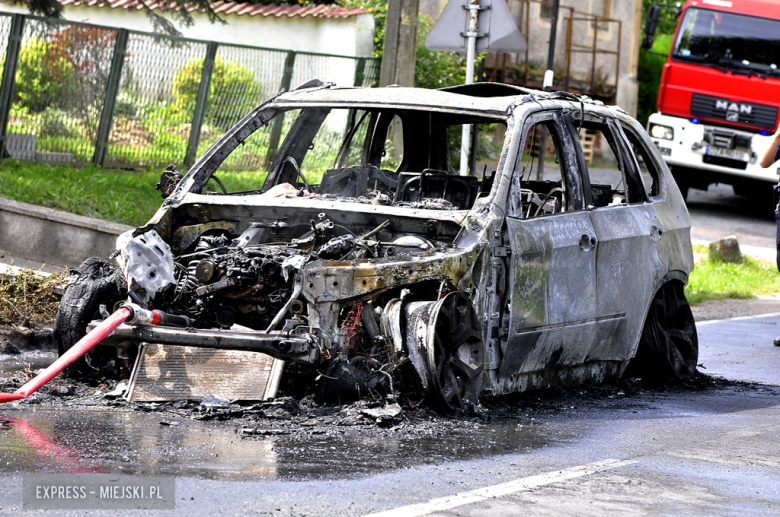 Na drodze wojewódzkiej nr 385 w Stolcu doszczętnie spłonął samochód osobowy marki BMW