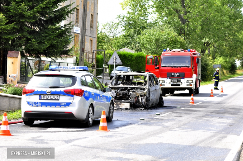 Na drodze wojewódzkiej nr 385 w Stolcu doszczętnie spłonął samochód osobowy marki BMW