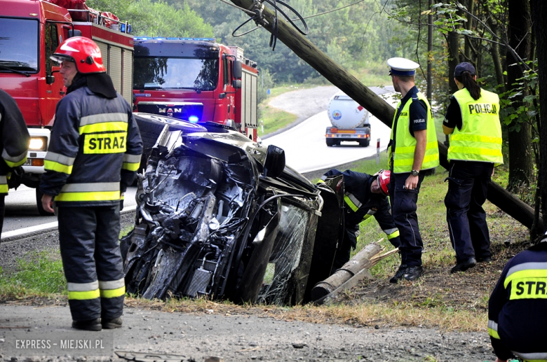 Kierujący Mercedesem wypadł z drogi i zatrzymał się na słupie telekomunikacyjnym