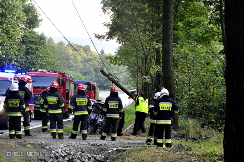 Kierujący Mercedesem wypadł z drogi i zatrzymał się na słupie telekomunikacyjnym