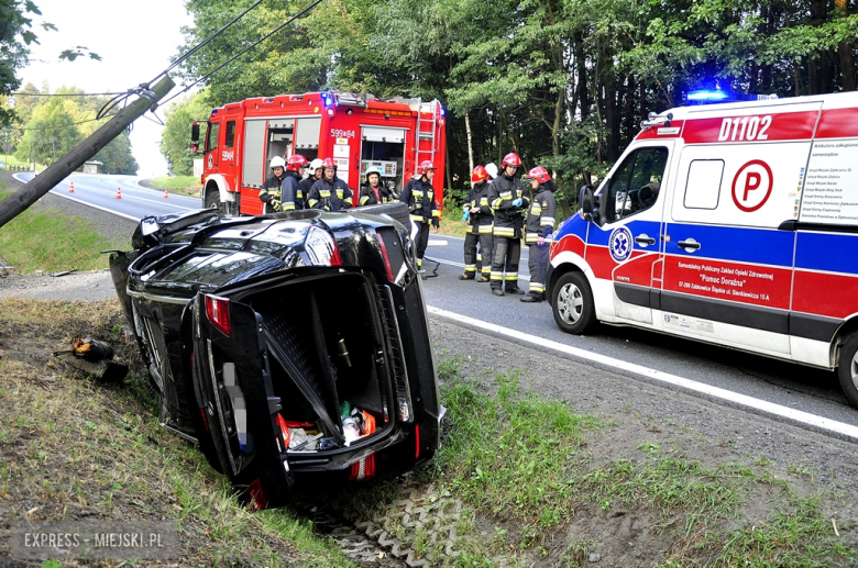 Kierujący Mercedesem wypadł z drogi i zatrzymał się na słupie telekomunikacyjnym