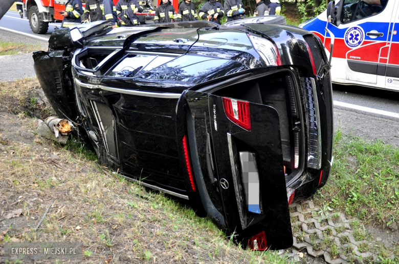 Kierujący Mercedesem wypadł z drogi i zatrzymał się na słupie telekomunikacyjnym