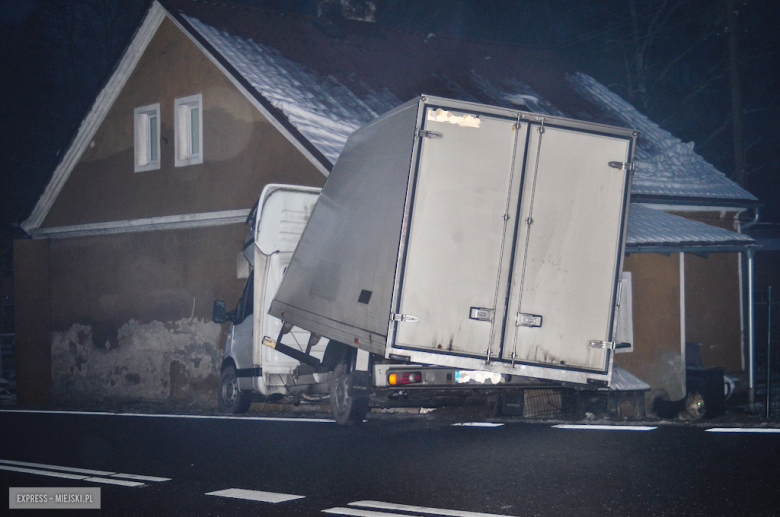 Zjechał z drogi i wjechał w budynek mieszkalny