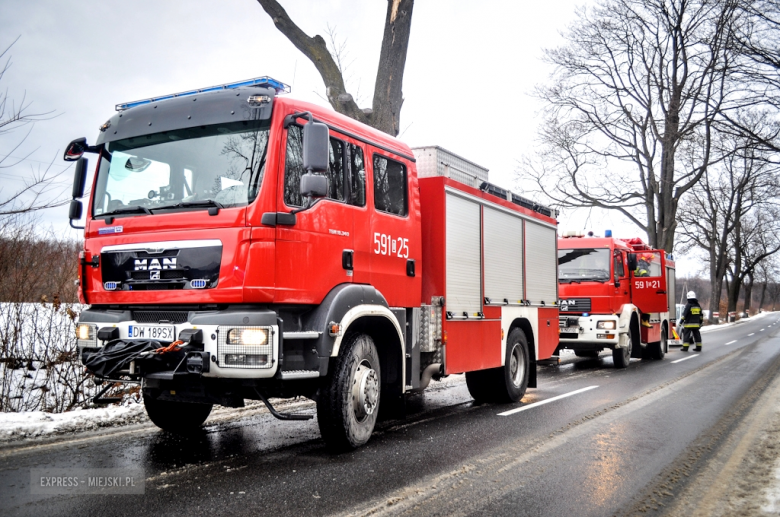 Fiat wypadł z drogi i uderzył w drzewo