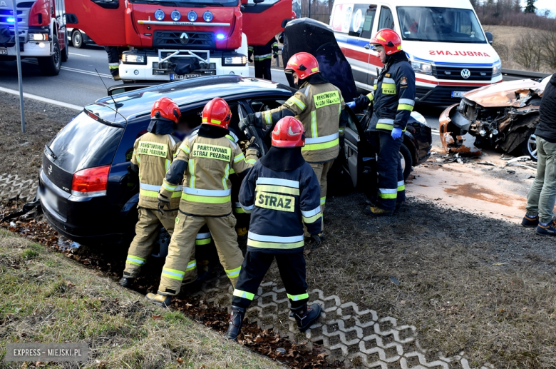 Czołowe zderzenie dwóch osobówek na krajowej ósemce w Dębowinie