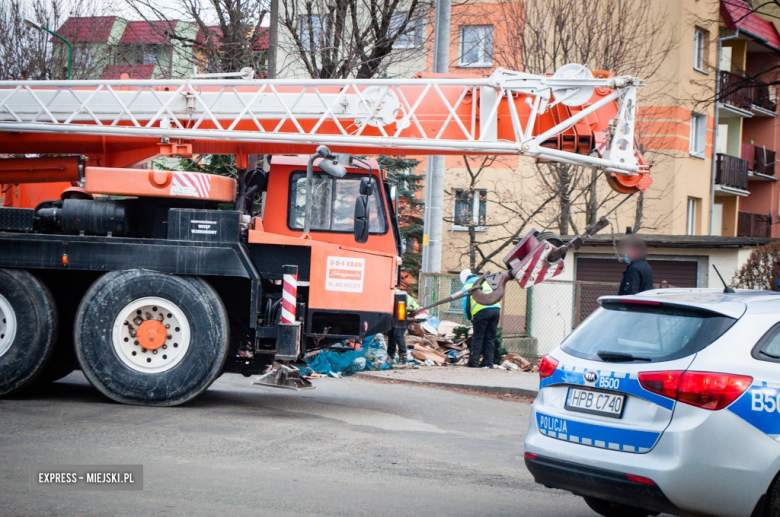 Kontener ze śmieciami zsunął się z naczepy i spadł na jezdnię. Są utrudnienia w ruchu 