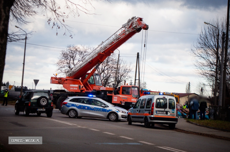 Kontener ze śmieciami zsunął się z naczepy i spadł na jezdnię. Są utrudnienia w ruchu 