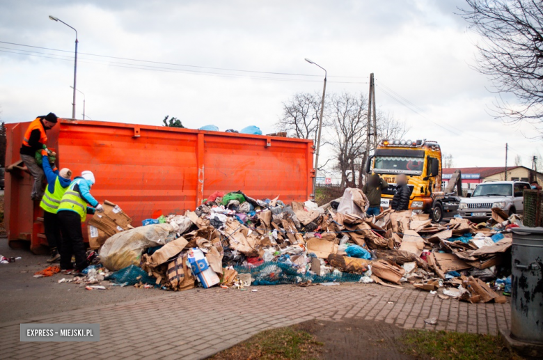 Kontener ze śmieciami zsunął się z naczepy i spadł na jezdnię. Są utrudnienia w ruchu 