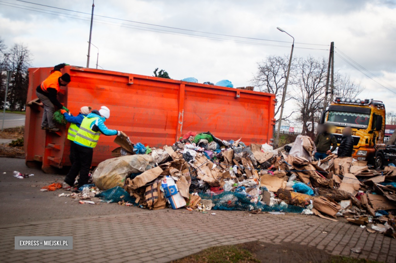 Kontener ze śmieciami zsunął się z naczepy i spadł na jezdnię. Są utrudnienia w ruchu 