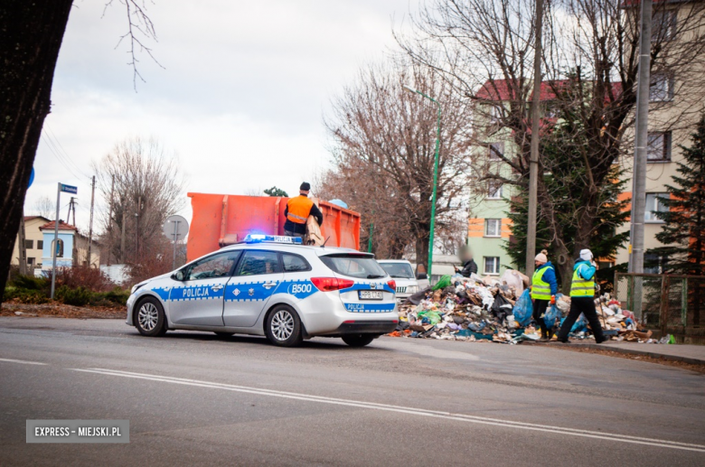 Kontener ze śmieciami zsunął się z naczepy i spadł na jezdnię. Są utrudnienia w ruchu 