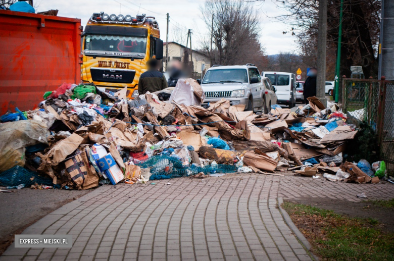 Kontener ze śmieciami zsunął się z naczepy i spadł na jezdnię. Są utrudnienia w ruchu 