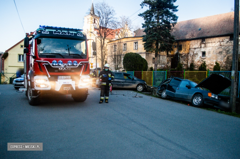 Opel wypadł z drogi, uderzył w słup energetyczny i staranował stojące na poboczu auto