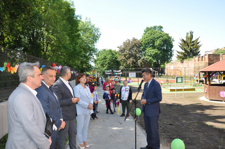 Oficjalne oddanie do użytku nowego obiektu zbiegło się z uroczyście obchodzonym co roku w Specjalnym Ośrodku Szkolno-Wychowawczym(SOSW) „Dniem dziecka”, który jest jednocześnie „Świętem szkoły”