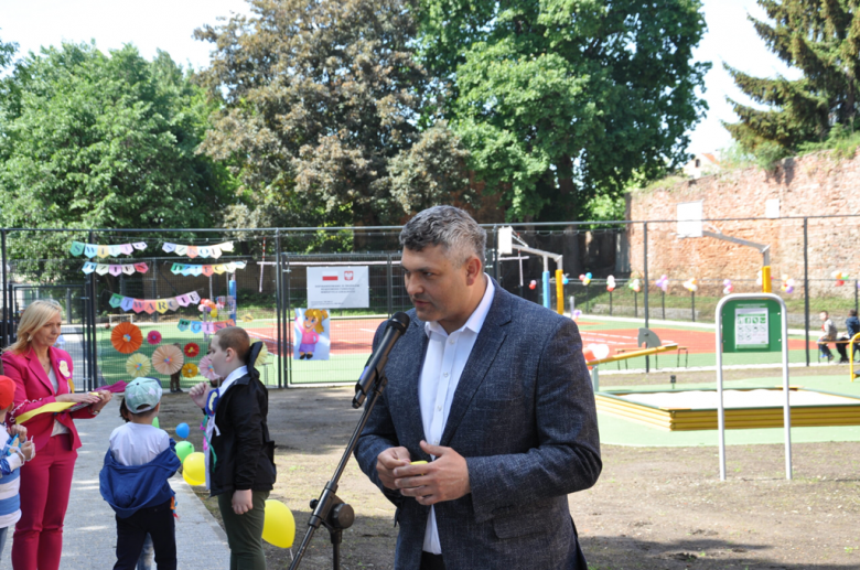 Oficjalne oddanie do użytku nowego obiektu zbiegło się z uroczyście obchodzonym co roku w Specjalnym Ośrodku Szkolno-Wychowawczym(SOSW) „Dniem dziecka”, który jest jednocześnie „Świętem szkoły”